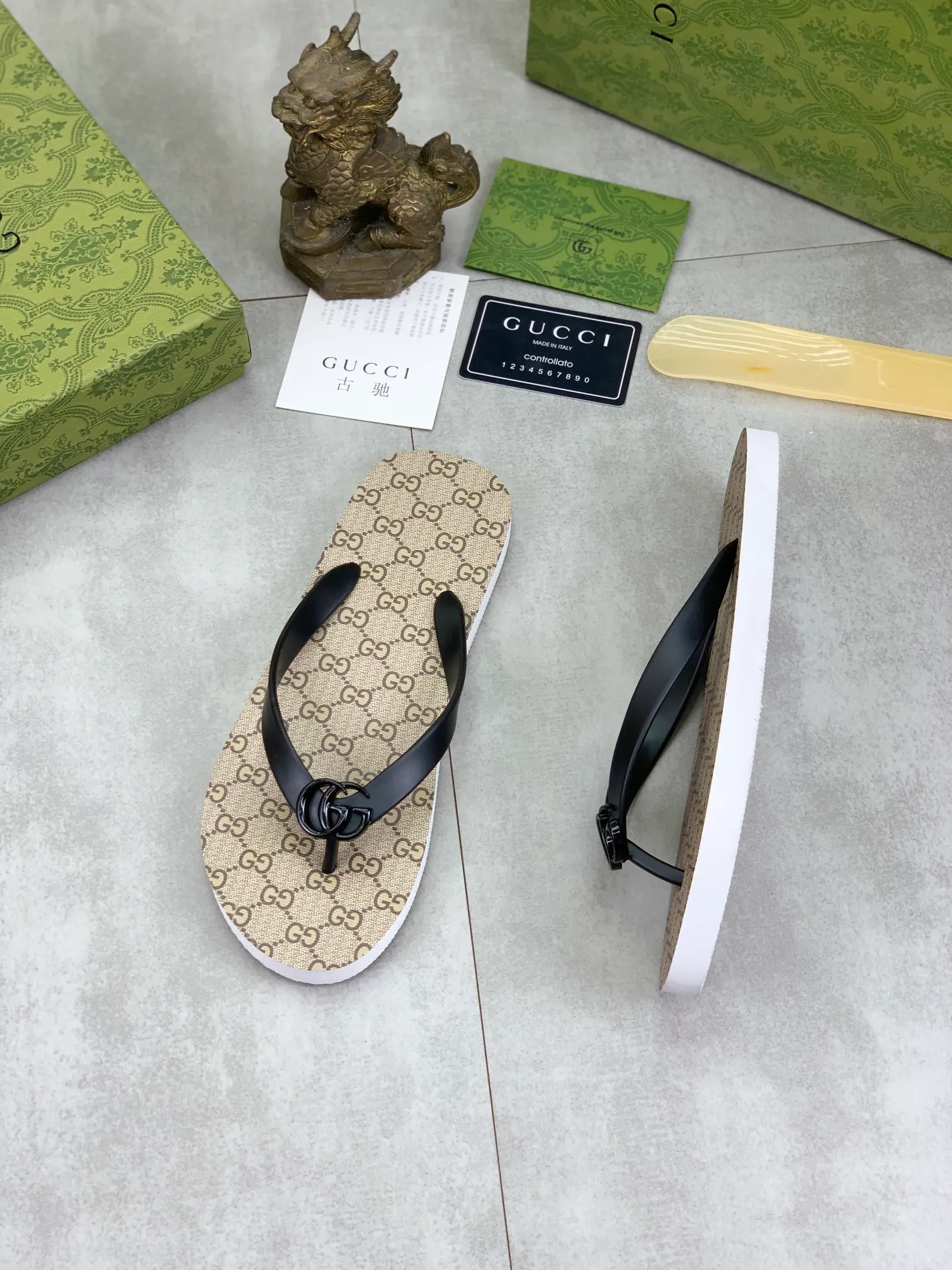 Men's men's shoes 💰P220💰【New style】🆘【GUCCI】Official website's popular Gucci adult couple 🧑‍🤝‍🧑 style, children's flip-flops are on sale at the counter simultaneously! Original fabric imported from Italy. Original bottom provided by the original factory. Size: Adult 36-45. Children’s size: 30-37. Multiple colors available.